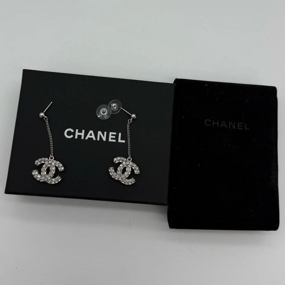 ❌SOLD❌Authentic Chanel silver princess square crystal large CC dangle earrings - Picture 3 of 13